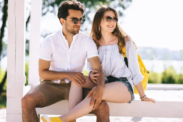 Casal Sentado Banco Madeira Praia Cidade Namorado Tocando Pernas Namorada — Fotografia de Stock