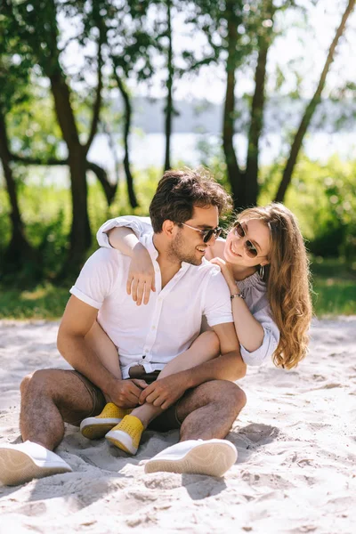 Barátnője Átölelve Jóképű Barátja Város Homokos Strandon — Stock Fotó