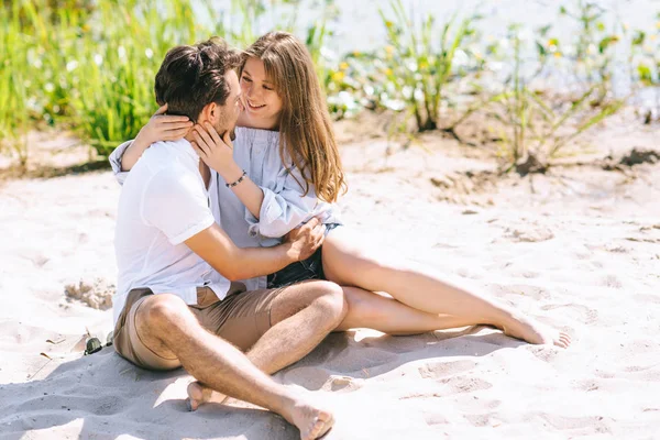 Happy Couple Hugging Going Kiss Sandy City Beach — Stock Photo, Image