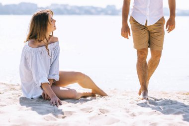 sandy şehir beach nehir ve erkek arıyorum yakın oturan kız resim kırpılmış