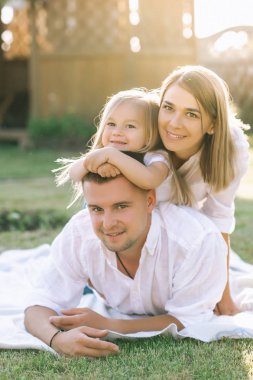 küçük kızı kumaş zemin üzerine arka bahçesinde birlikte dinlenme ile mutlu aile