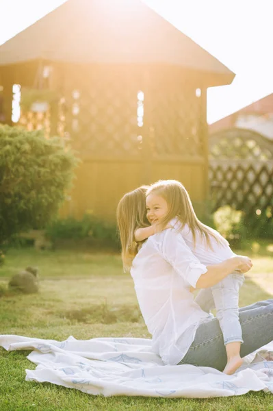 Madre Figlia Felice Che Abbracciano Mentre Riposano Panno Insieme Sul — Foto stock gratuita