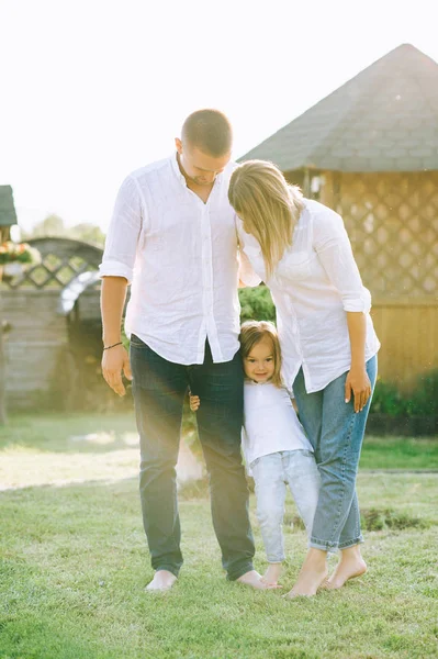 Parents Cute Little Child Standing Backyard — Free Stock Photo