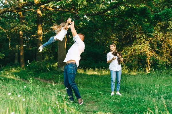 Familie Fericită Fiica Catelul Labrador Mic Pădure — Fotografie, imagine de stoc