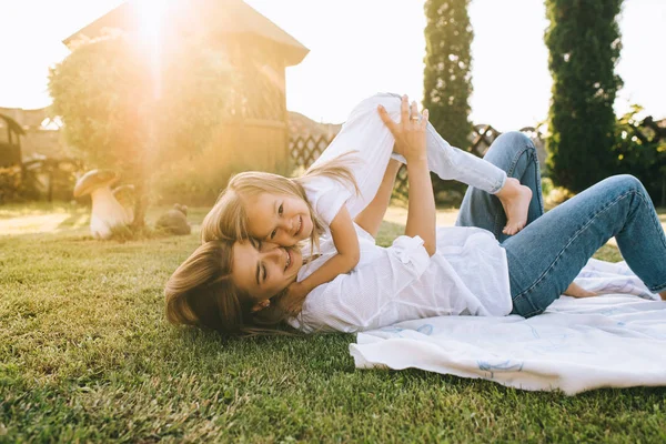 Mother Cute Little Daughter Having Fun Together Backyard — Stock Photo, Image