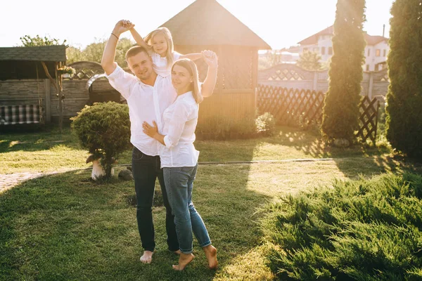 Father Daughter Piggybacking While Mother Standing Backyard — Stock Photo, Image