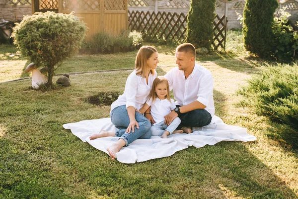 Föräldrar Och Lilla Dotter Vilar Duk Marken Tillsammans Bakgården — Stockfoto