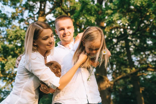 Retrato Família Feliz Com Filha Pequeno Filhote Cachorro Labrador Floresta — Fotografia de Stock