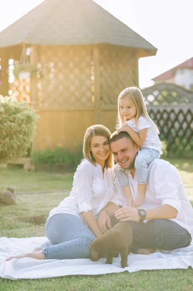 Rodiče Dcerou Labrador Štěně Odpočívá Společně Dvorku — Stock fotografie