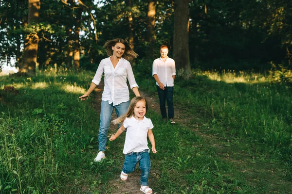 Concentrarea Selectivă Familiei Distra Împreună Pădure Ziua Vară — Fotografie, imagine de stoc