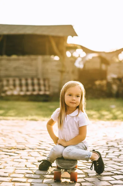 Adorable Little Child Resting Skateboard Yard — Stock Photo, Image