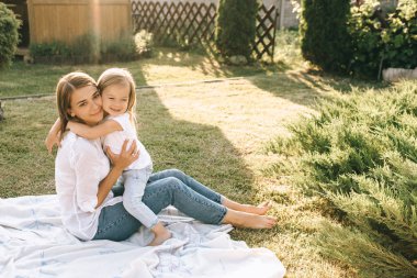 zemin üzerine kumaş üzerinde birlikte arka bahçesinde üzerinde dinlenme aile yan görünüm