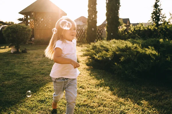 Kleines Kind Hat Spaß Mit Seifenblasen Hinterhof — Stockfoto