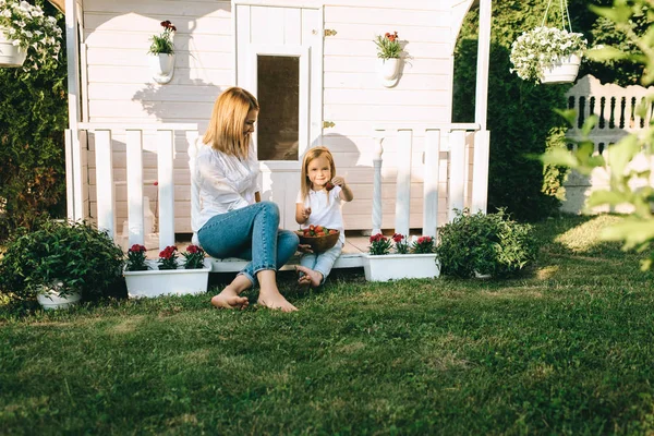 Mamă Copil Adorabil Castron Căpșuni Odihnindu Veranda Casei Țară Împreună — Fotografie, imagine de stoc
