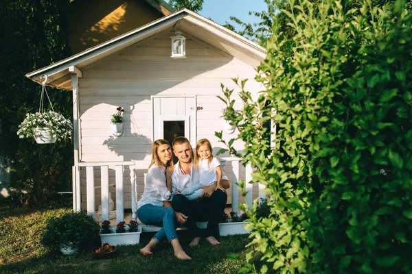 Familia Sonriente Con Niño Pequeño Sentados Juntos Porche Pequeña Casa —  Fotos de Stock