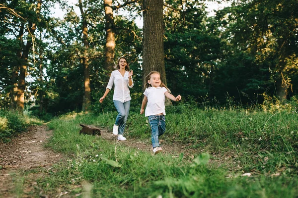 Madre Figlia Sorridente Con Cucciolo Labrador Correre Insieme Nella Foresta — Foto Stock