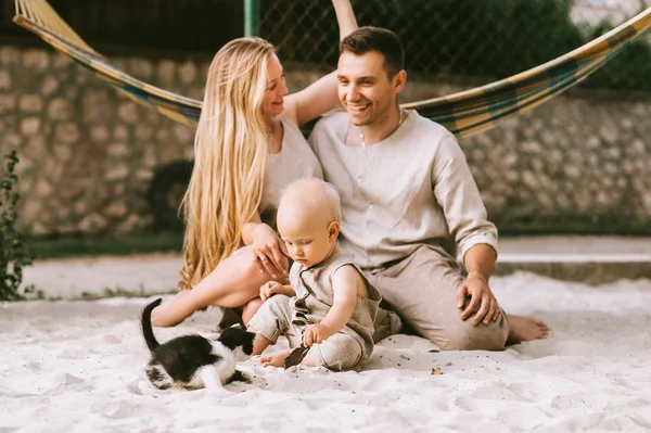 Lycklig Familj Med Lilla Son Och Kattunge Sitter Sand Landsbygden — Stockfoto