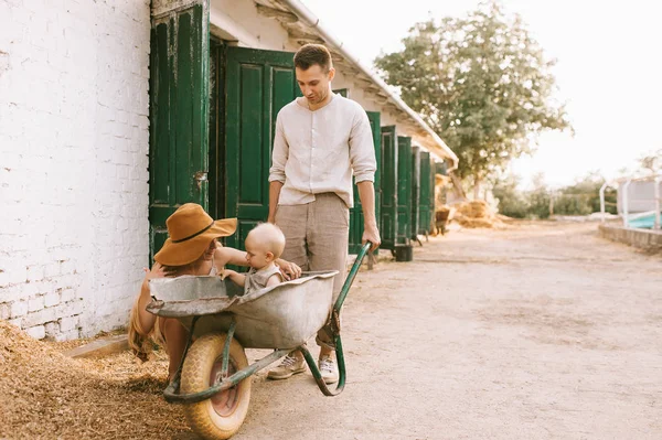 Wheelbarrow — Free Stock Photo