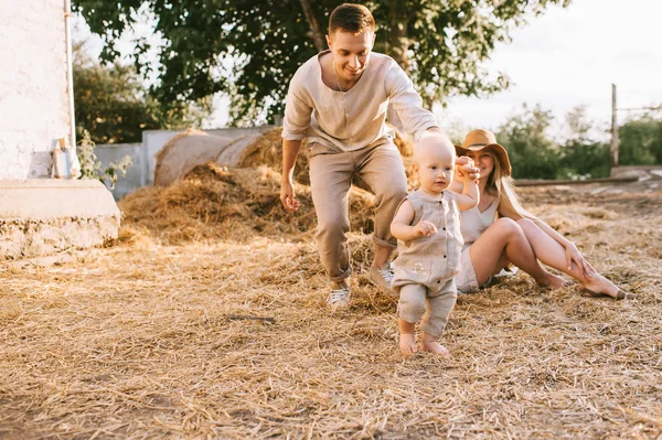 Famiglia Che Riposa Sul Fieno Insieme Nella Giornata Estiva Campagna — Foto Stock