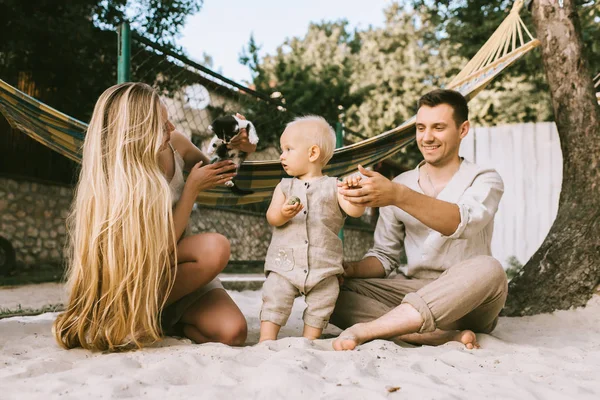 Famiglia Con Piccolo Figlio Gattino Poggiata Sulla Sabbia Campagna — Foto Stock