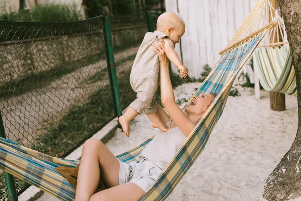 Mãe Feliz Segurando Bebê Enquanto Descansa Rede Campo — Fotografia de Stock