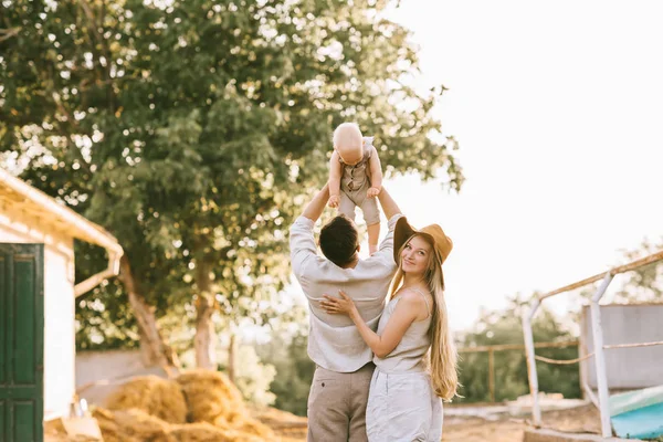 Back View Woman Standing Husband Son Hands Countryside — Free Stock Photo