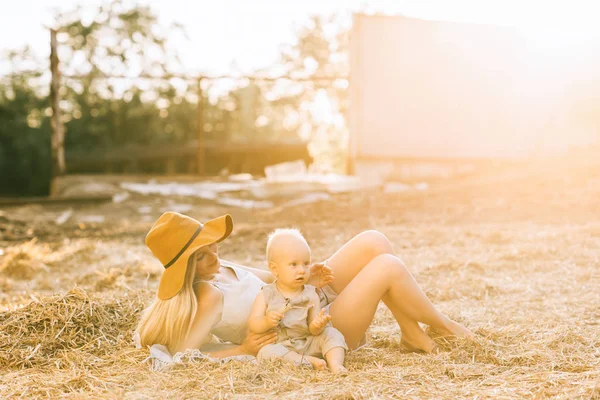 Mãe Bonito Menino Roupa Linho Descansando Feno Campo — Fotografia de Stock