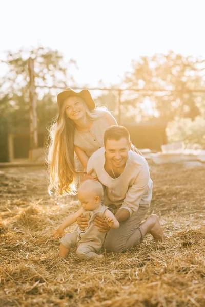 Genitori Sorridenti Figlioletto Abiti Lino Appoggiati Sul Fieno Campagna — Foto Stock