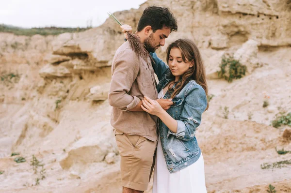 Gelukkig Jonge Vriendin Vriend Knuffelen Zand Canyon — Stockfoto