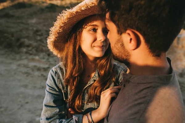 Bella Coppia Felice Che Abbraccia Guarda — Foto Stock