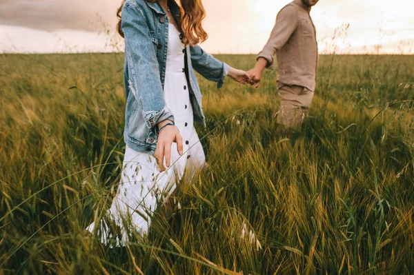 Cropped View Couple Holding Hands Walking Green Summer Meadow — Stock Photo, Image