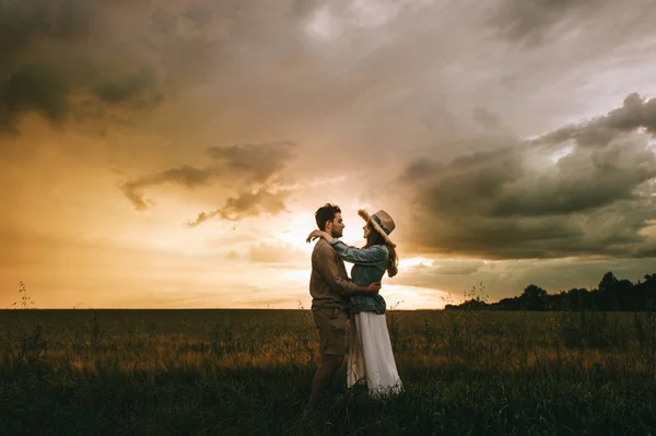 Jonge Stijlvolle Paar Knuffelen Weide Prachtige Zonsondergang — Stockfoto