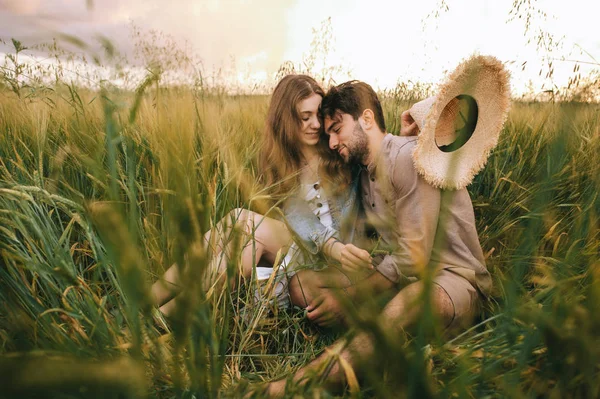 Beau Couple Élégant Étreignant Dans Herbe Verte Sur Prairie — Photo