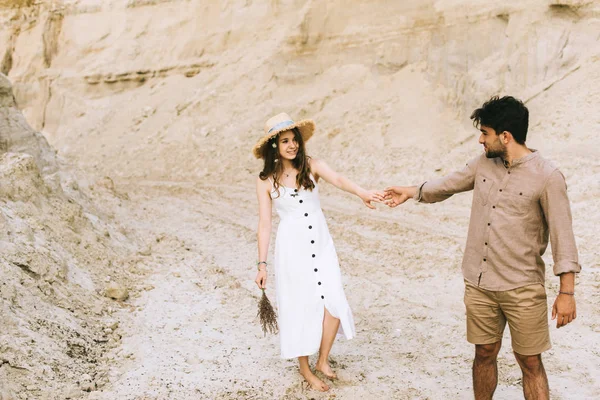 Jovem Casal Elegante Mãos Dadas Desfiladeiro Areia — Fotografia de Stock