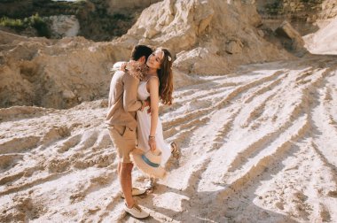 kucaklamak ve onun güzel kız arkadaşı kum kanyonda öpüşme şık erkek