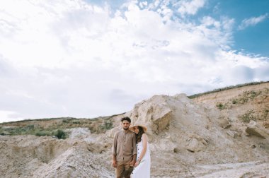 Elele ve cludy gökyüzü ile kum Kanyon ayakta bir çift