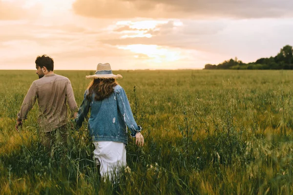 Back View Couple Holding Hands Walking Green Meadow Sunset — Stock Photo, Image