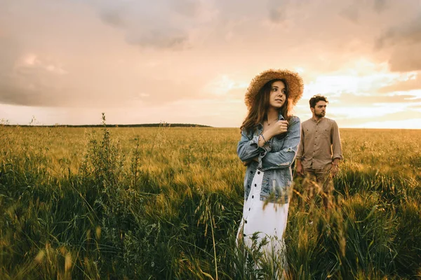 Beautiful Stylish Couple Standing Green Field Sunlight — Stock Photo, Image