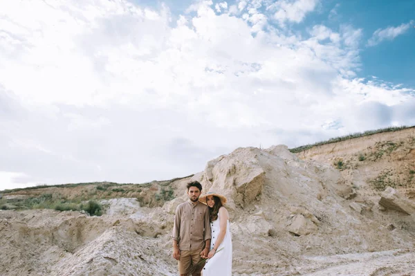 Couple Holding Hands Standing Sand Canyon Cludy Sky — Stock Photo, Image