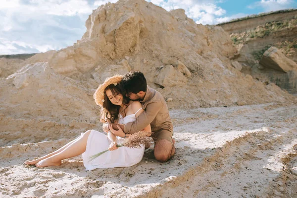 Feliz Jovem Casal Abraçando Desfiladeiro Areia — Fotografia de Stock