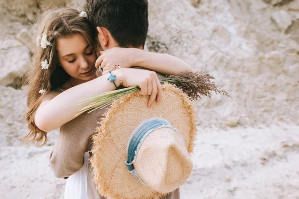 Menina Atraente Com Flores Cabelo Abraçando Seu Namorado Enquanto Segurando — Fotografia de Stock