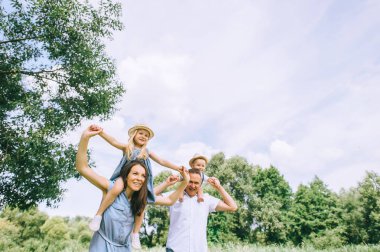 mutlu anne ve oğlu ve kızı piggybacking ve birlikte vakit baba