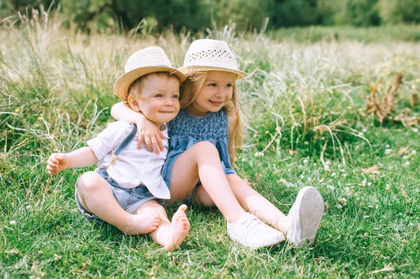 Adorable Stylish Children Straw Hats Sitting Green Field — Stock Photo, Image