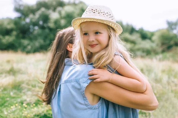 Mama Îmbrățișare Fiica Câmp Vară — Fotografie, imagine de stoc