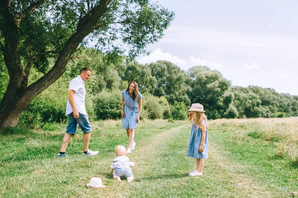 Familia Feliz Con Dos Niños Pasar Tiempo Juntos Feild Verano — Foto de Stock