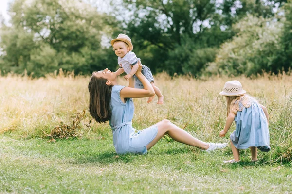 Bella Madre Elegante Che Gioca Con Bambini Campo — Foto Stock