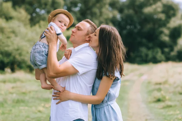 Familie Petrecând Timp Împreună Fiul Mic — Fotografie, imagine de stoc