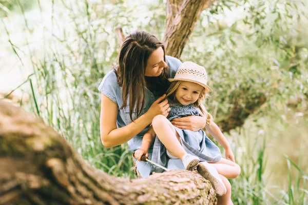 Mother Adorable Daughter Hugging Sitting Tree Trunk — Stock Photo, Image