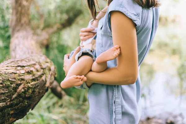 Visão Cortada Mãe Segurando Pequeno Bebê Mãos — Fotografia de Stock