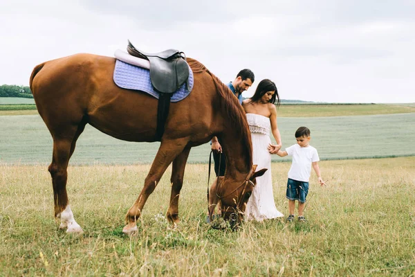 Parents Son Standing Beautiful Brown Horse Field — Stock Photo, Image